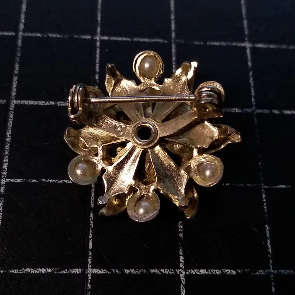 Vintage Coro Flower Brooch, Red & White Rhinestones, Pearls, Gold Toned,… - Picture 3 of 7